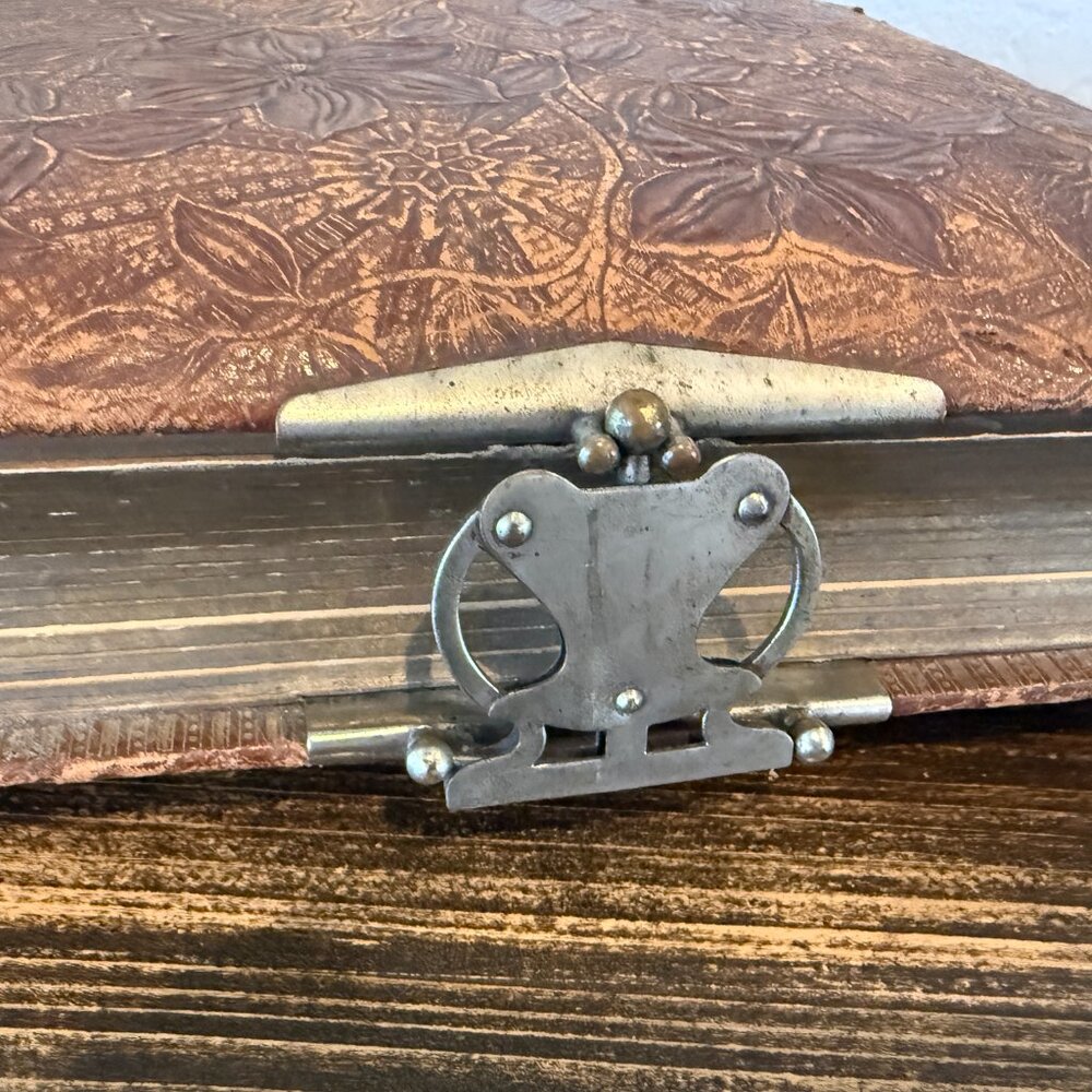 142-Year-Old Victorian Leather Photo Album with 15 Photos - Picture 6 of 17